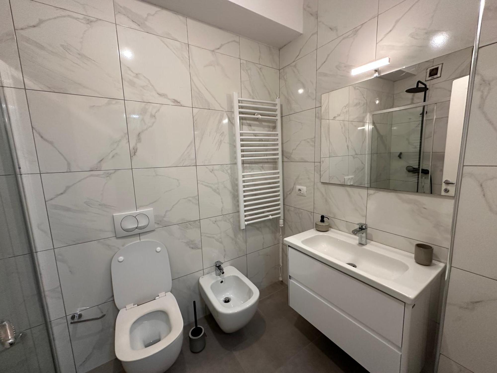 Spacious 2-Bedroom Apartment Near Center Тирана Экстерьер фото